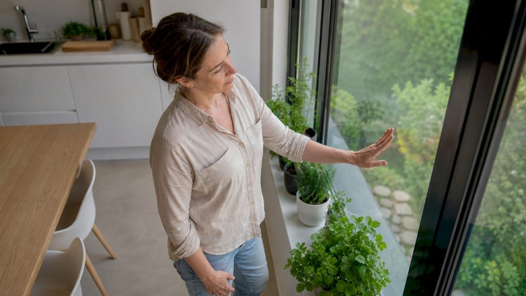 Vrouw test het warmtewerende raam