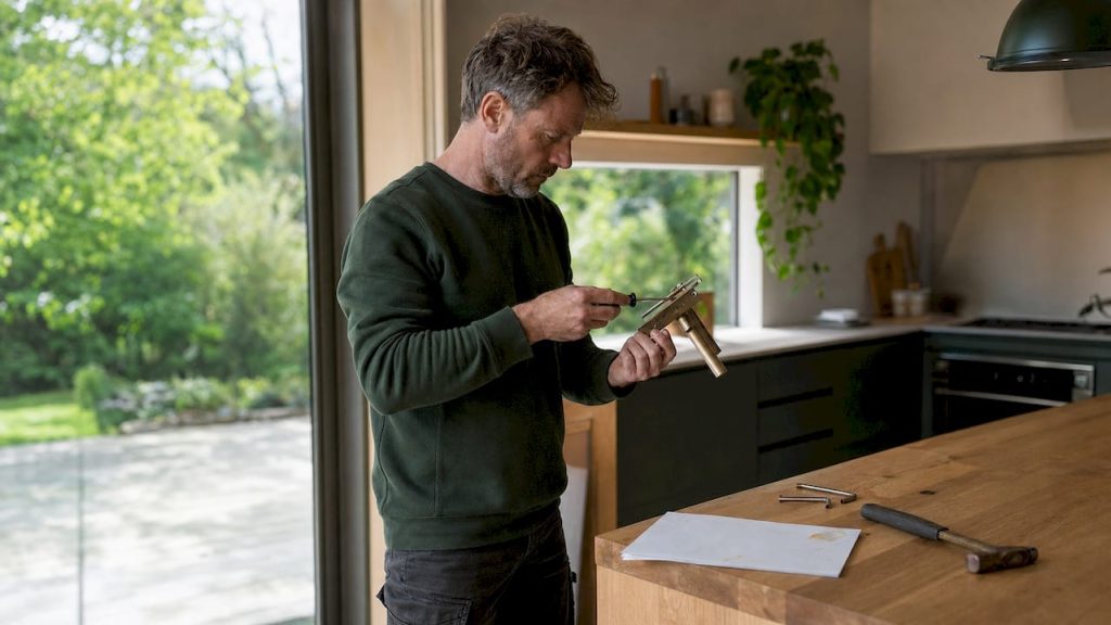 Man bekijkt aandachtig de deurklink in de woonkamer